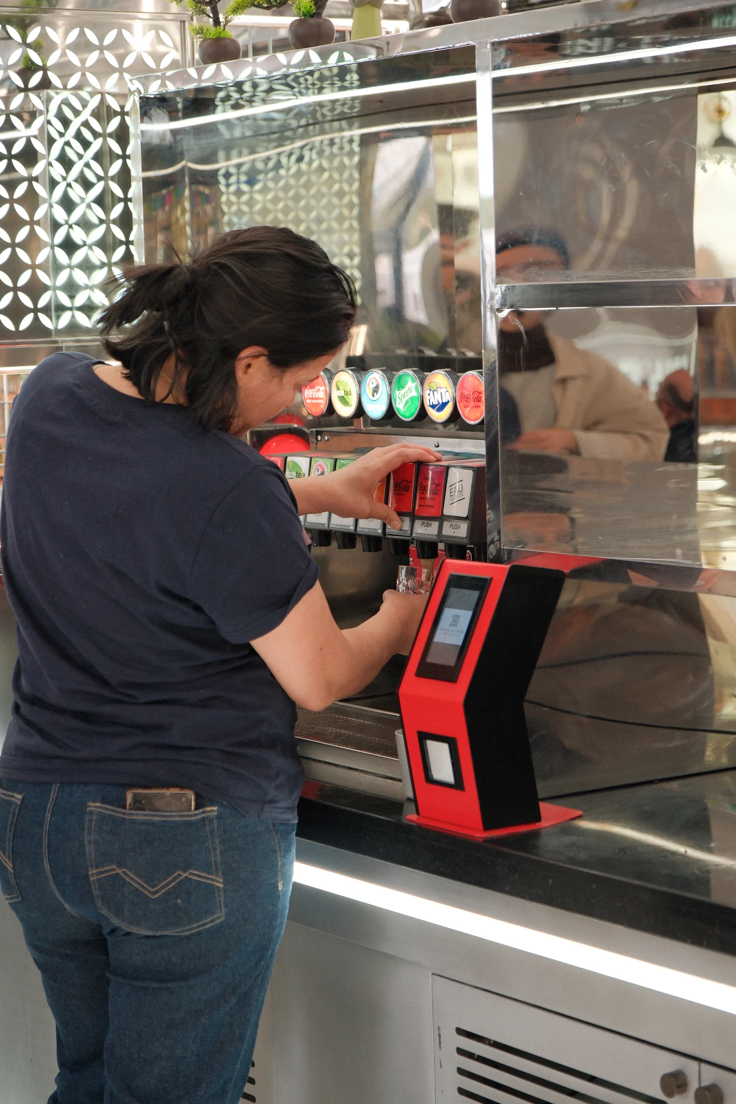 Cliente utilisant la fontaine à boissons