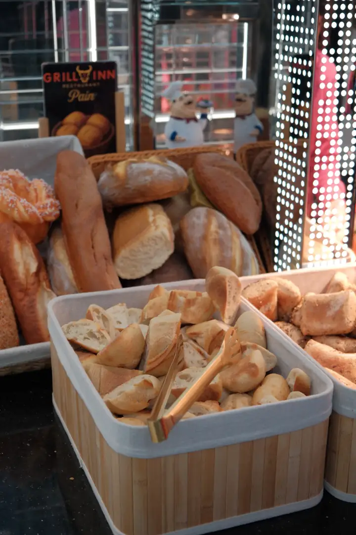 Sélection de pains au buffet