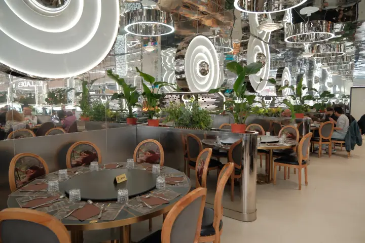 Salle lumineuse du restaurant