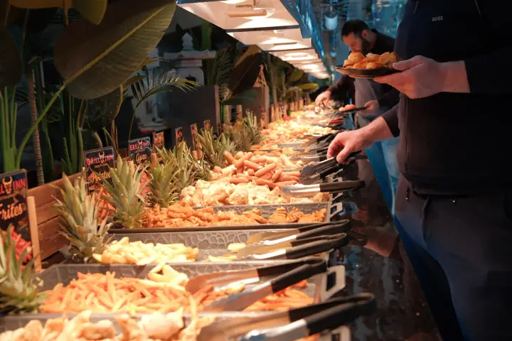 Clients se servant au buffet
