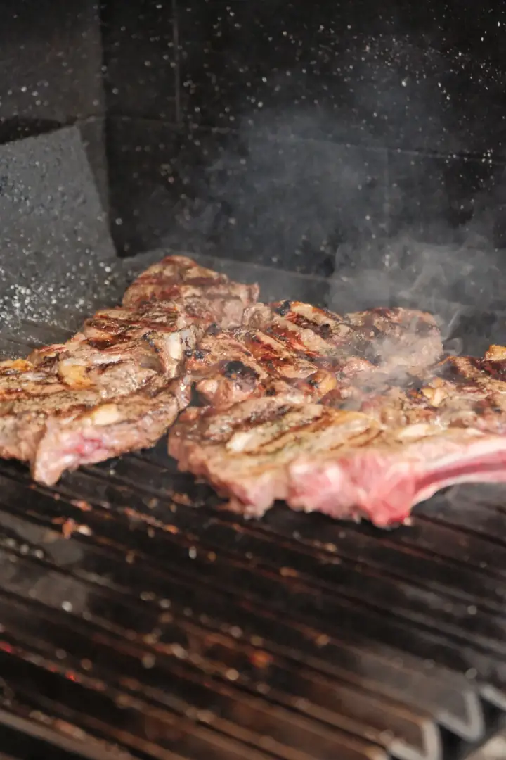 Viandes grillées encore fumantes